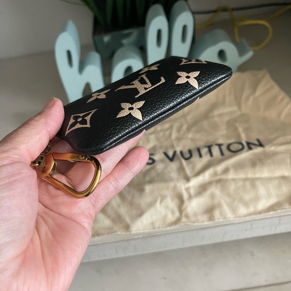 Louis Vuitton - Picture 7 of 11